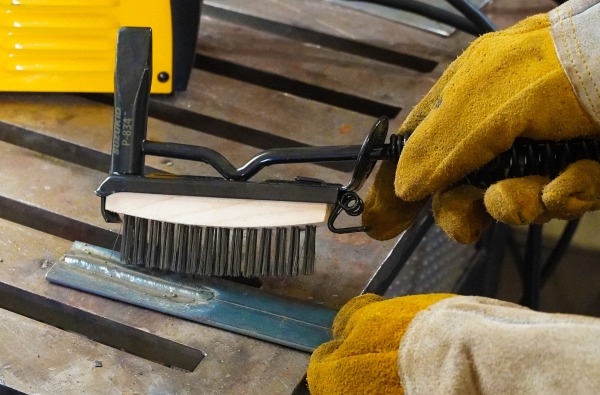 細かい箇所や仕上げはワイヤブラシで！