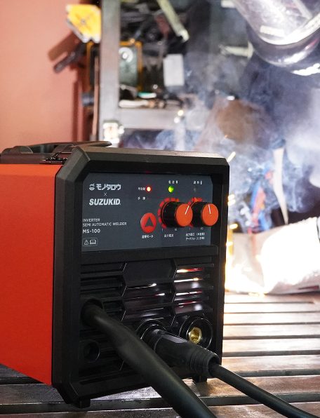 2つのダイヤルで、出力電流と出力電圧のそれぞれを調整可能